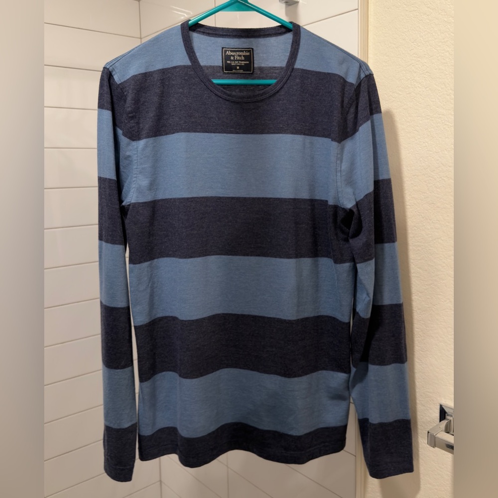Abercrombie & Fitch • Blue/Navy Stripped Long Sleeve Shirt • Men’s Size M
